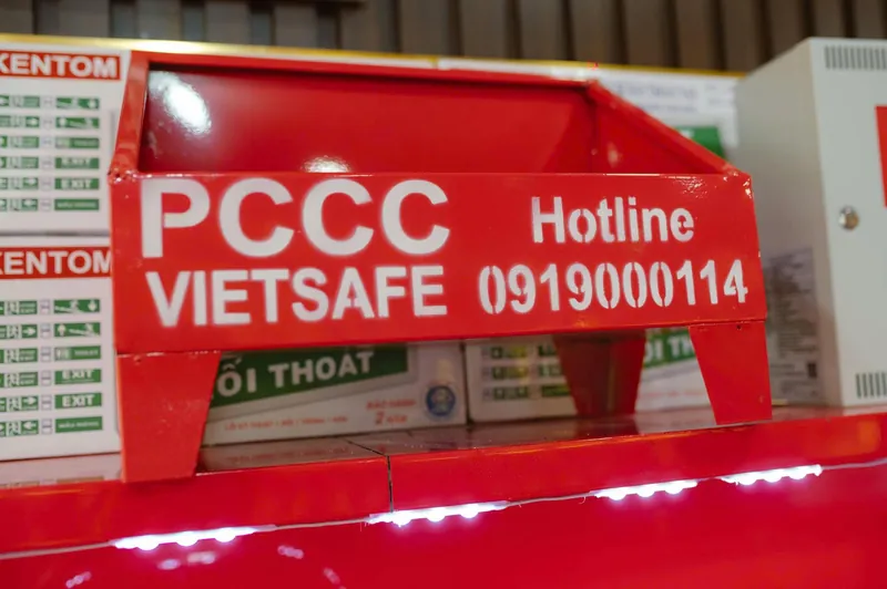 Biển hiệu hotline PCCC VietSafe tại Khu phố Minh Thành 1, Chơn Thành