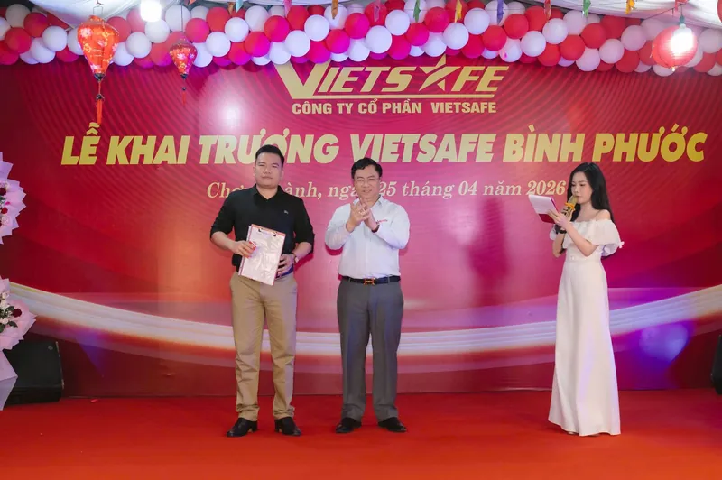 Lễ cắt băng khai trương VietSafe Chi nhánh Bình Phước trên sân khấu
